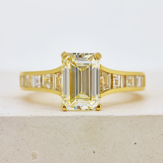 tapering diamond ring diamond set shoulders 18ct diamond ring yellow gold and diamond ring baguette cut diamonds tapering diamonds tapering baguettes