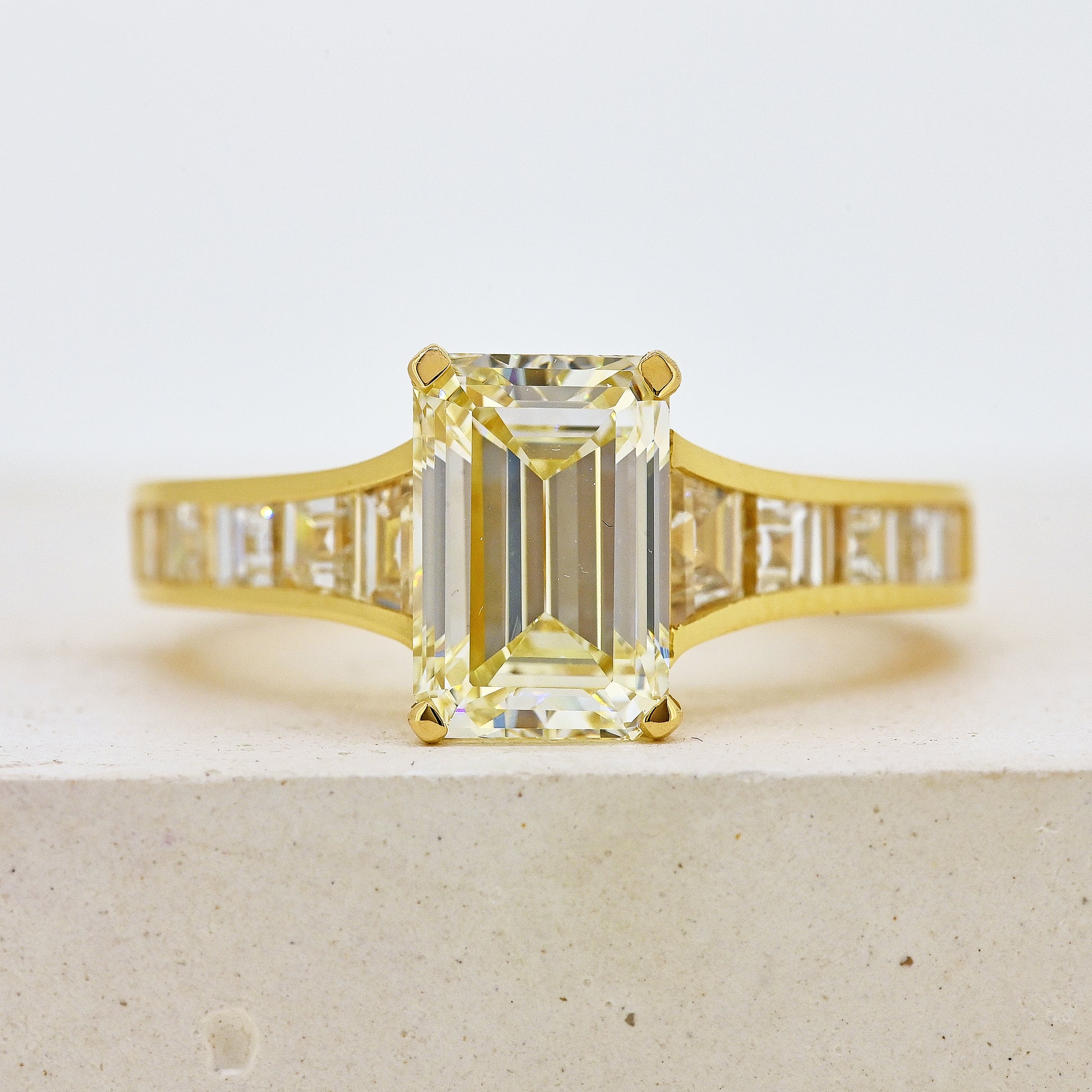 tapering diamond ring diamond set shoulders 18ct diamond ring yellow gold and diamond ring baguette cut diamonds tapering diamonds tapering baguettes