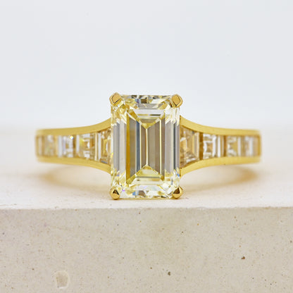 tapering diamond ring diamond set shoulders 18ct diamond ring yellow gold and diamond ring baguette cut diamonds tapering diamonds tapering baguettes