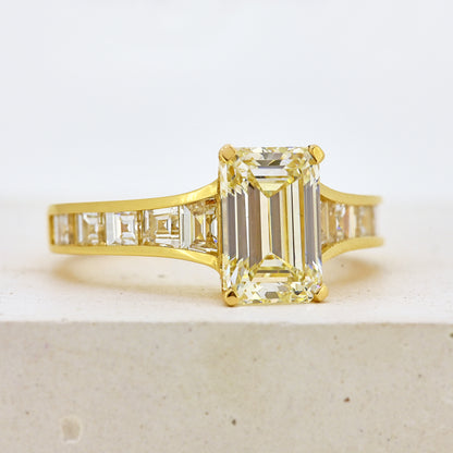 tapering diamond ring diamond set shoulders 18ct diamond ring yellow gold and diamond ring baguette cut diamonds tapering diamonds tapering baguettes