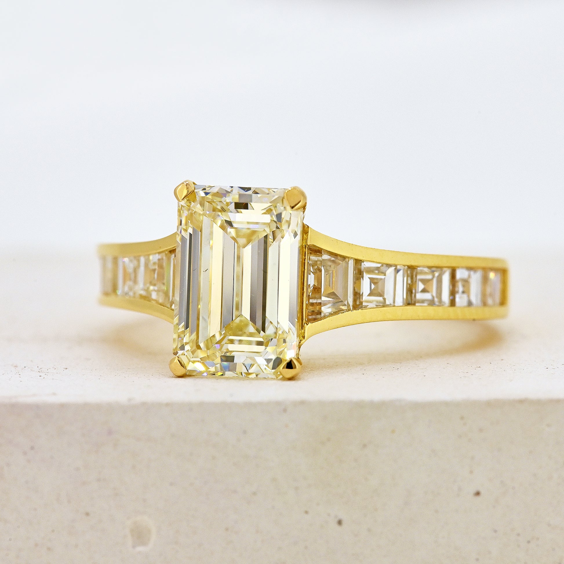 tapering diamond ring diamond set shoulders 18ct diamond ring yellow gold and diamond ring baguette cut diamonds tapering diamonds tapering baguettes