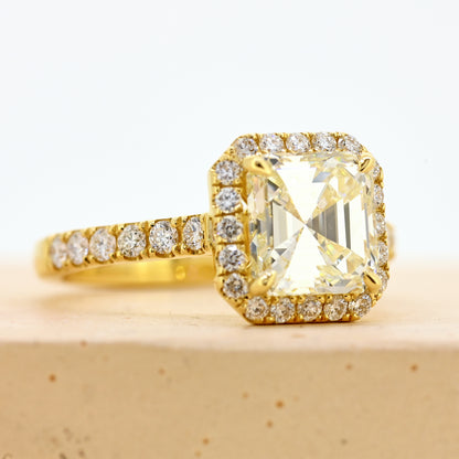 18ct asscher cut diamond ring, asscher diamond ring, asscher halo ring, asscher cut diamond ring with diamond shoulders, 18ct asscher halo ring with shoulder diamonds, 18ct yellow gold asscher cut diamond ring