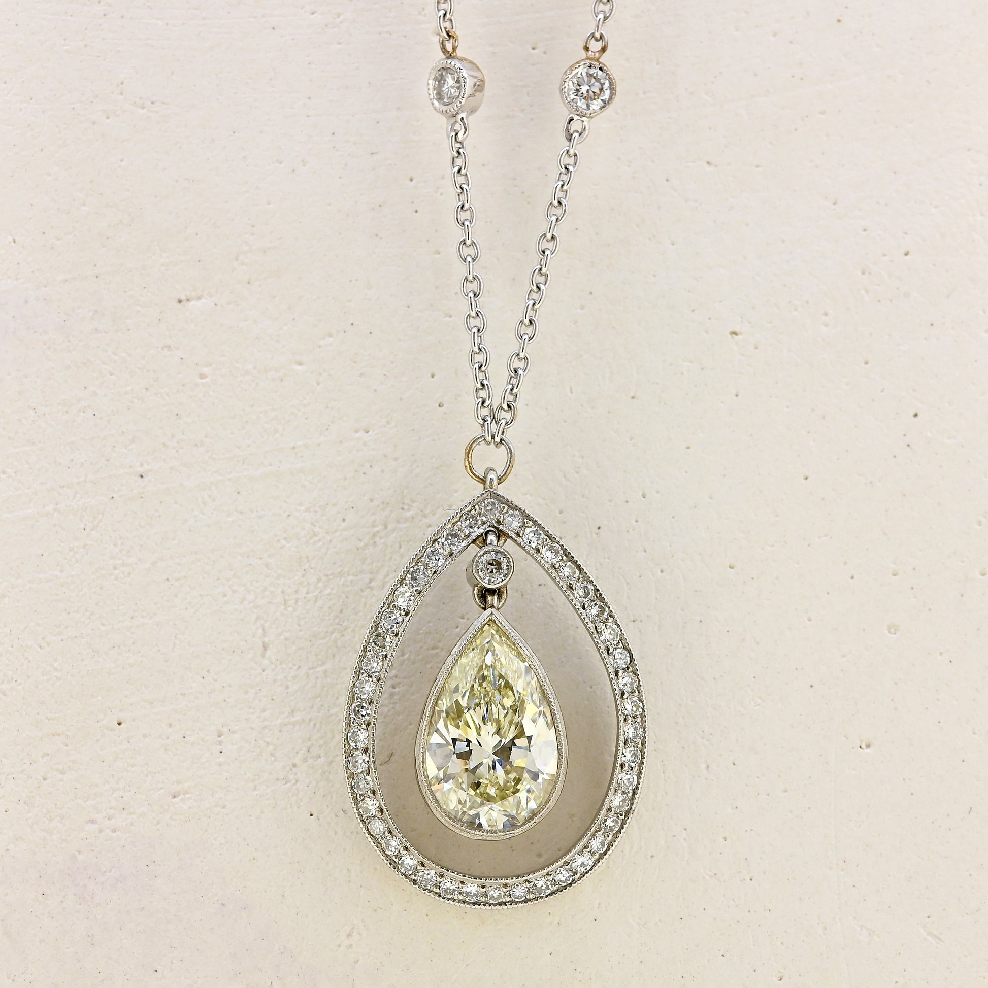 18ct white gold and diamond necklace, 18ct white gold pear shaped diamond necklace, pear shaped diamond, diamond set chain, diamond necklace, pear shaped diamond necklace
