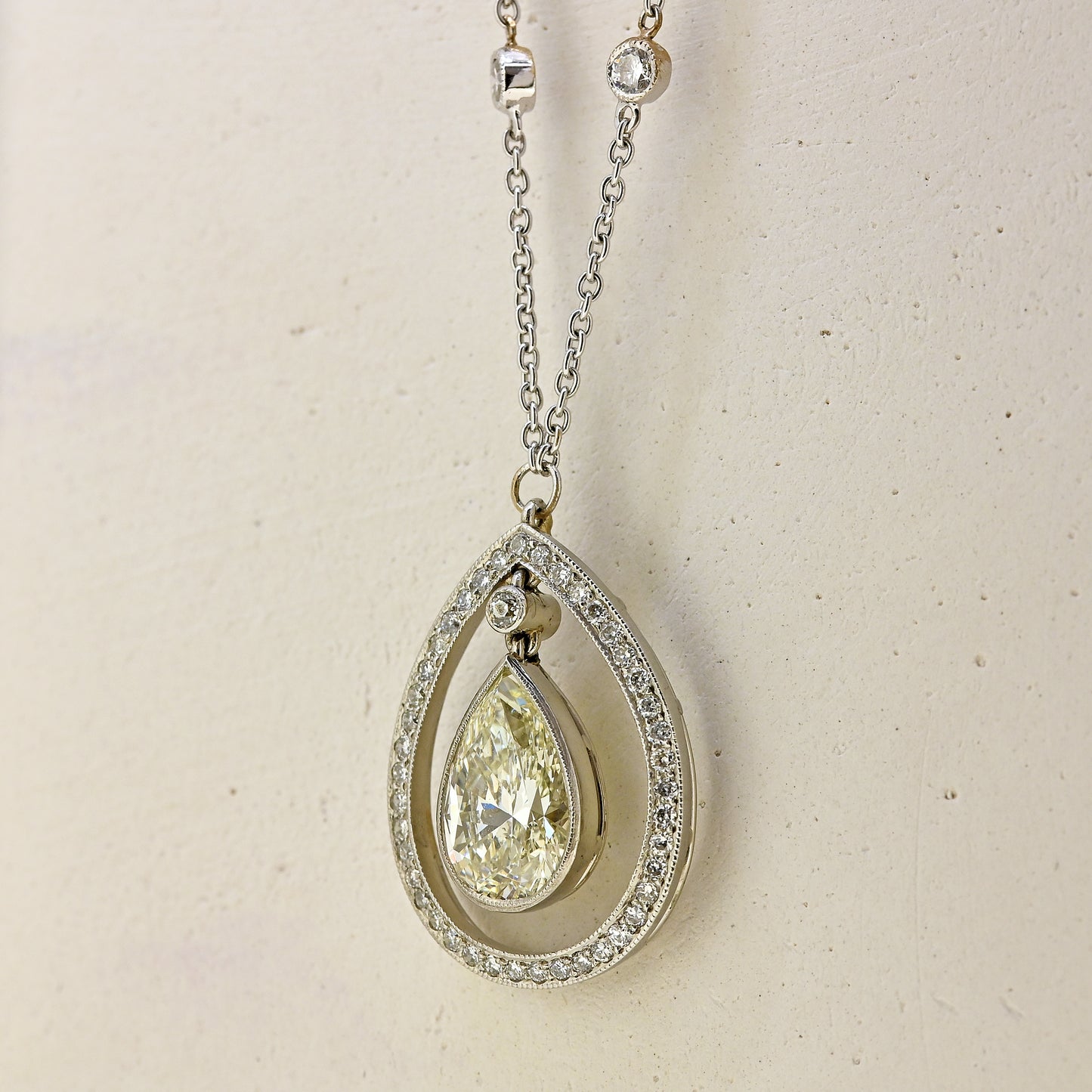 18ct white gold and diamond necklace, 18ct white gold pear shaped diamond necklace, pear shaped diamond, diamond set chain, diamond necklace, pear shaped diamond necklace