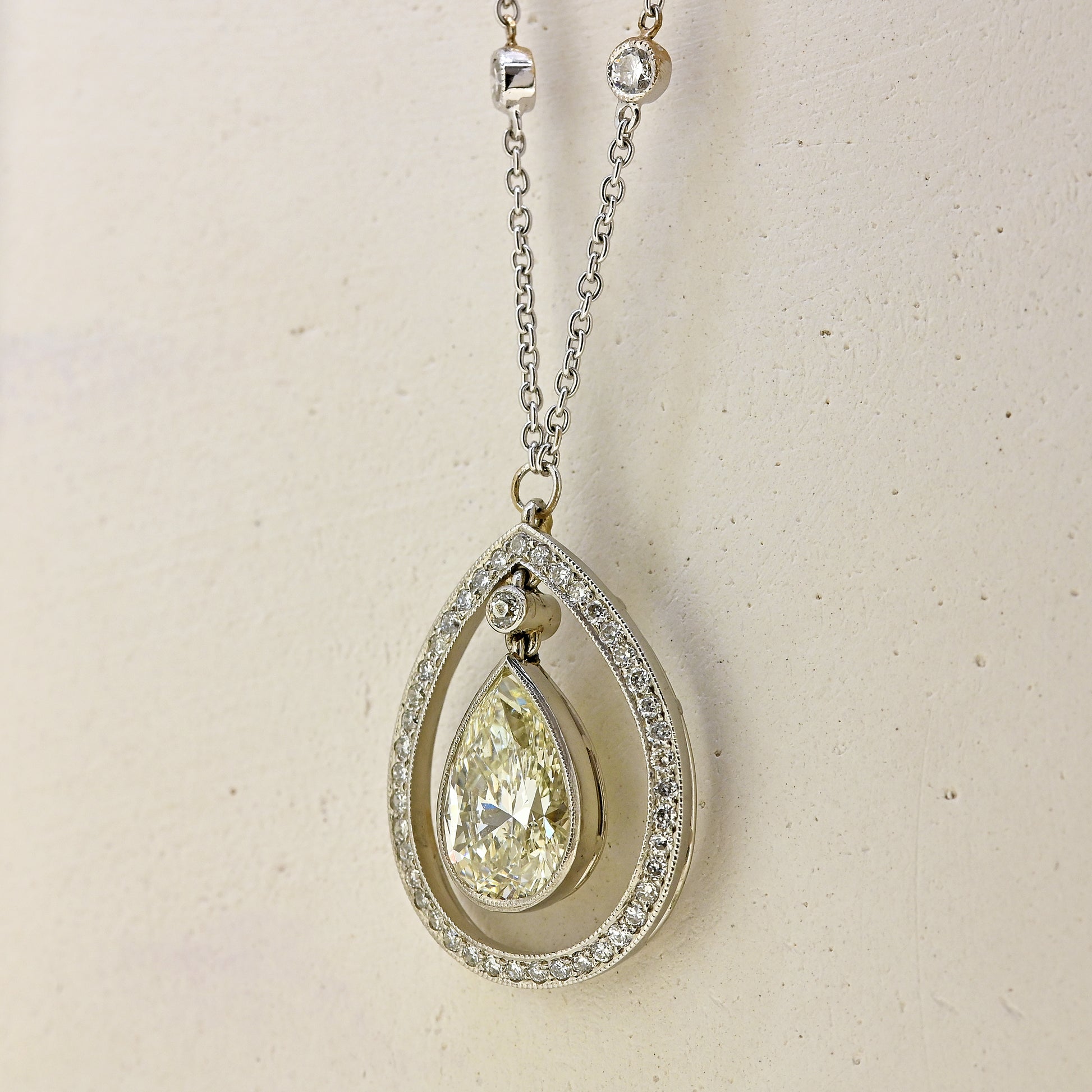 18ct white gold and diamond necklace, 18ct white gold pear shaped diamond necklace, pear shaped diamond, diamond set chain, diamond necklace, pear shaped diamond necklace